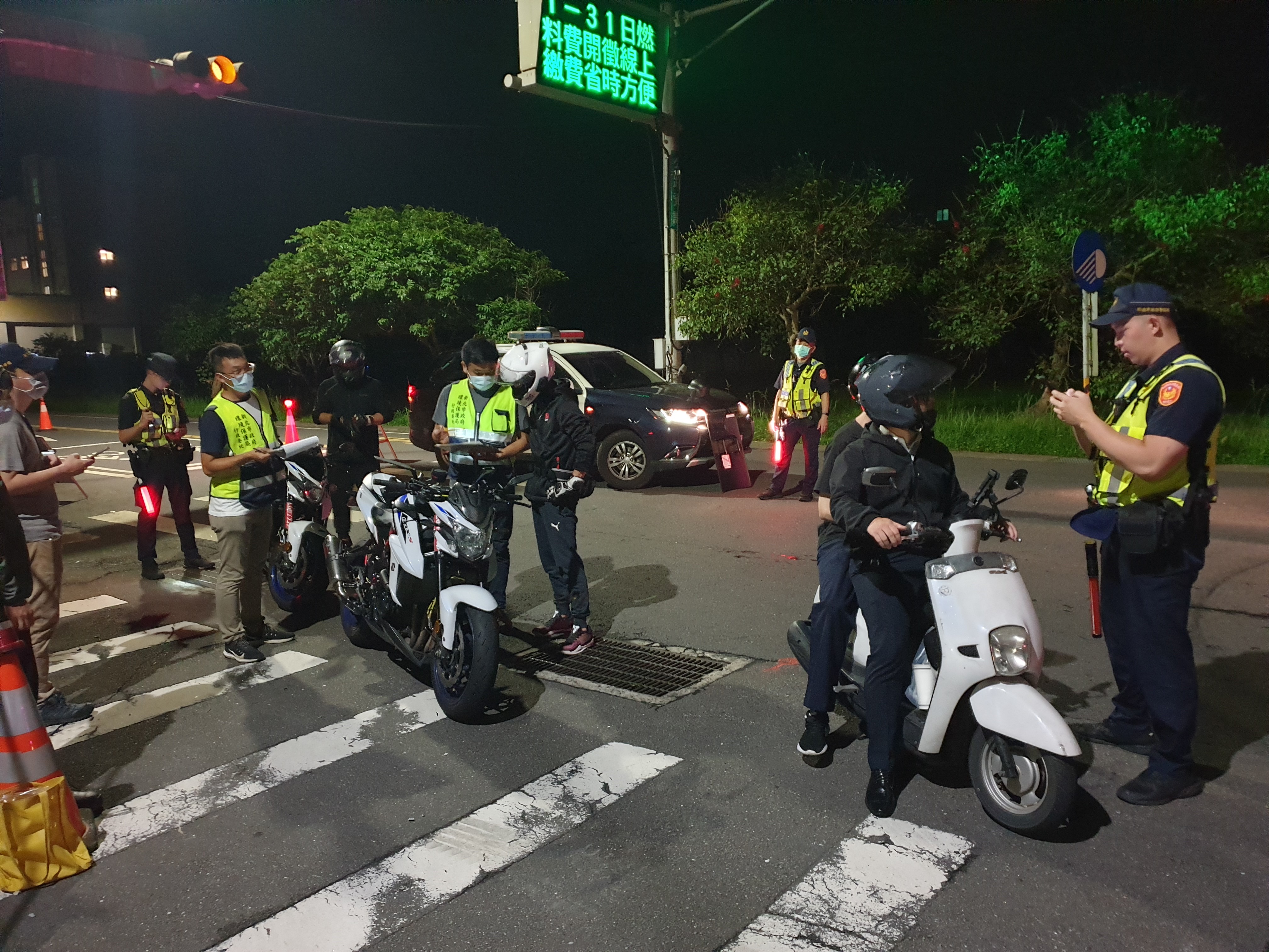 警方取締噪音車畫面